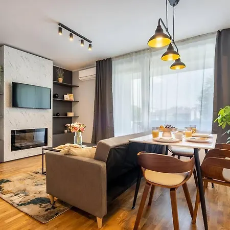 Апартаменти Bright 2br Flat - Location - Amazing Balcony