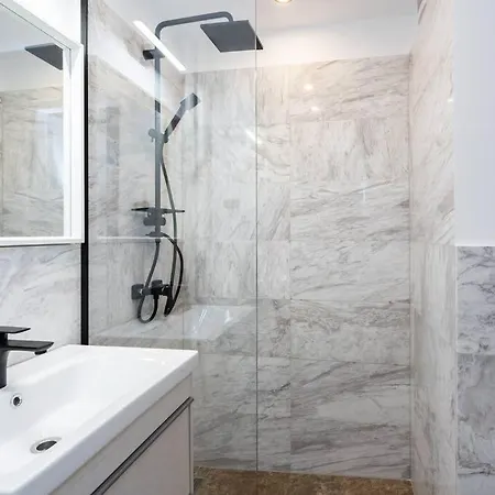 Апартаменти Bright 2br Flat - Location - Amazing Balcony
