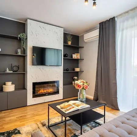 Апартаменти Bright 2br Flat - Location - Amazing Balcony *